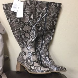 New size 9 women’s vinyl snakeskin boots